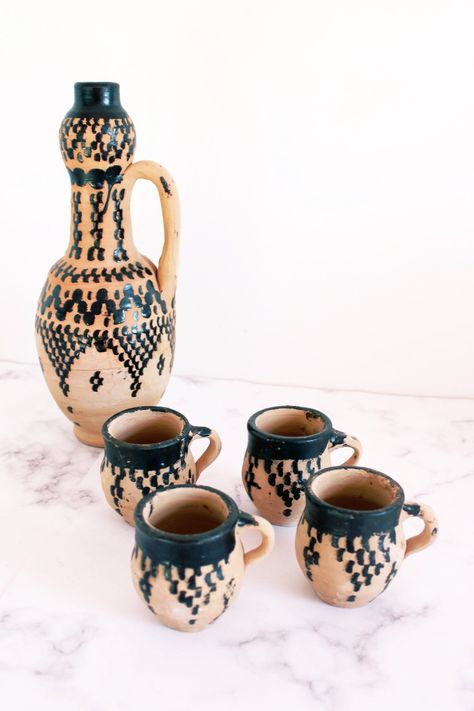 Moroccan Clay, Fun Planters, Moroccan Pottery, Red Henna, Pottery Bottles, Middle Eastern Culture, Clay Cup, Morocco Travel, In Pairs