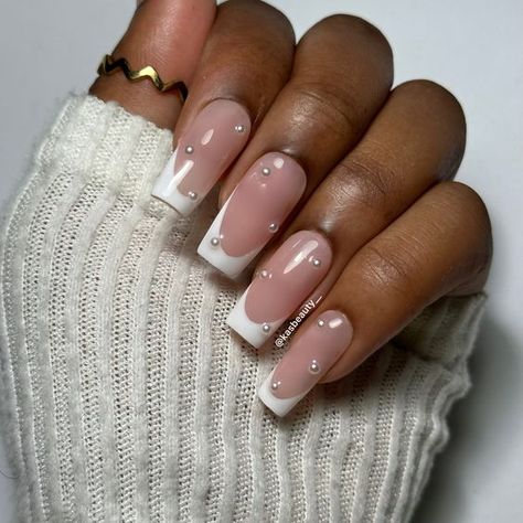 French Tip Acrylic Nails With Pearls, White French Nails With Pearls, Diamond French Tip, French Tip Designs Acrylic, French Nails With Pearls, Pearl Acrylic Nails, French Tips With Pearls, French Tip With Pearls, French Tip With Design