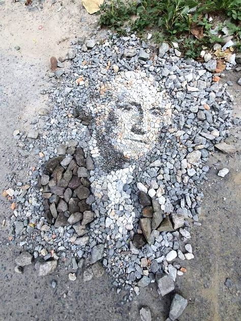 Street Art Utopia, Diy Art Projects, Graphic Design Photography, Stone Mosaic, Land Art, British Artist, Street Artists, Pebble Art, Public Art