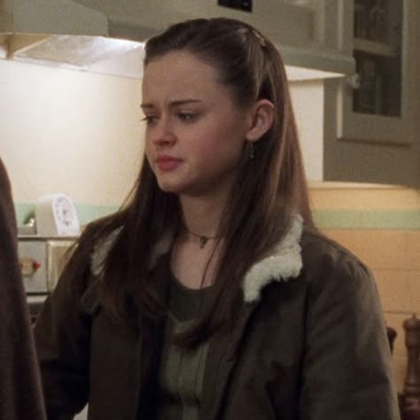 Rory Gilmore Hair, Rory Gilmore Style, Gilmore Girls Fashion, Gilmore Girls Outfits, Gilmore Girls Fan, Team Logan, Rory Gilmore, Girls Outfits, Girls World