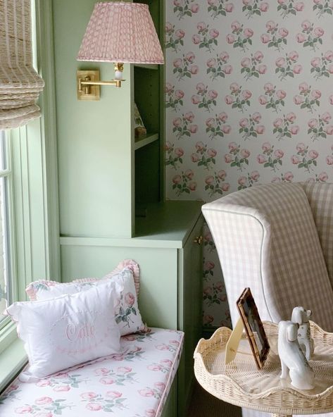 Pink Green Bedroom, Pink And Green Bedroom, Decorating With Pink, English Country House Bedroom, Colorful Eclectic Home, Traditional Room Decor, Spring Interiors, English Decor, Bathroom Decor Luxury