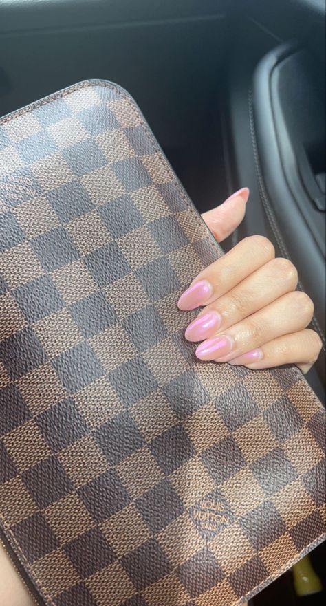 Pink Hailey Bieber Nails, Hailey Bieber Nails Pink, Chrome Nails Almond Shape, Haley Bieber Nails, Pink Nails Chrome, Chrome Nails Almond, Haley Bieber, Hailey Bieber Nails, Nails Almond Shape