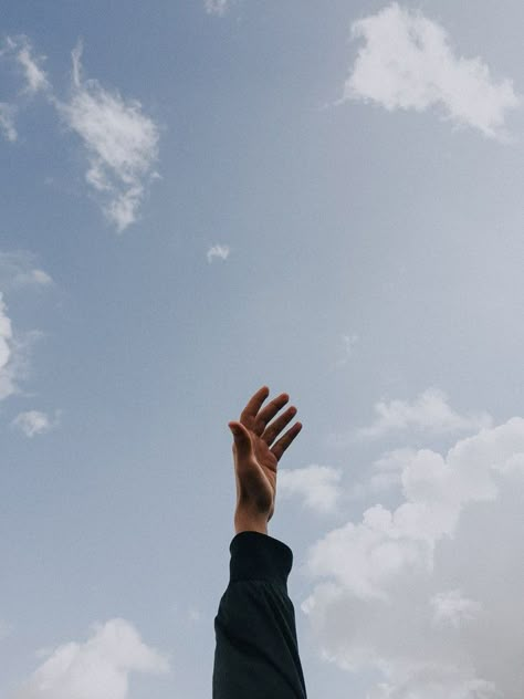 Quotes Clouds, Hand Photography, Wallpaper Sky, Fotografi Vintage, Photographie Portrait Inspiration, Image Nature, Instagram Ideas Photography, Sky Photos, Tumblr Photography