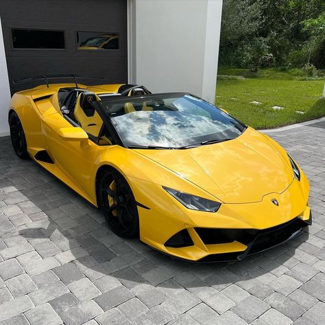 Lamborghini Aesthetic, Huracan Evo Spyder, Day Trips From Vienna, Huracan Evo, Sick Cars, Luxury Appliances, Fast Sports Cars, Raging Bull, Cool Car Pictures