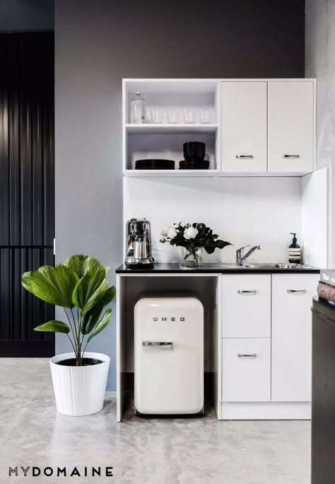 Detached home office kitchenette Office Kitchenette, Pantry Interior, Office Pantry, Small Pantry, Mini Kitchen, Minimalist Interior Design, Pantry Design, Apartment Kitchen, Tiny Kitchen