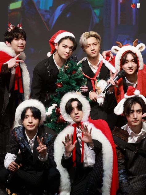 Enha Christmas, Enhypen Christmas Pfp, Enhypen Fanmeet, Enhypen Christmas, Christmas Kpop, Ill Always Love You, New Year Photos, Holiday Wallpaper, Best Kpop