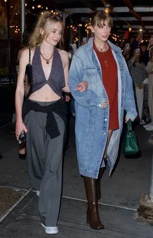 Sophie Turner and Taylor Swift Step Out for Girls' Night in New York City Sofia Turner, Linking Arms, Mtv Music Awards, Temple Bar, Grey Crop Top, Restaurant New York, Zoe Kravitz, Sophie Turner, Oversized Denim Jacket