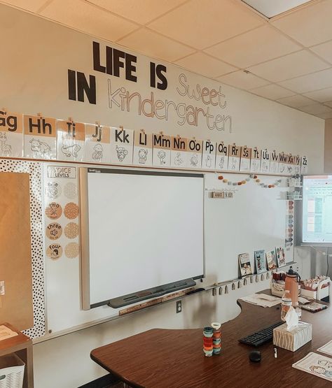 Teaching Kindergarten Aesthetic, Cute Kindergarten Classrooms, Teacher Life Aesthetic, Teacher Room Ideas, Cool Classrooms, Cozy Classroom Ideas, Kindergarten Classroom Decor Ideas, Elementary School Teacher Aesthetic, Cute Classroom Ideas