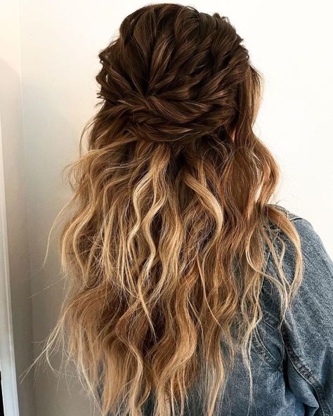 Messy Waves Is The New Hairstyle In Town Straight Hair Updo, Long Bob Hair Styles, Popular Hair Colors, Highlights Ash Blonde, Dark Brown Hair With Caramel, Caramel Balayage Hair, Brown Hair With Caramel, Long Bob Hair, Caramel Brown Hair