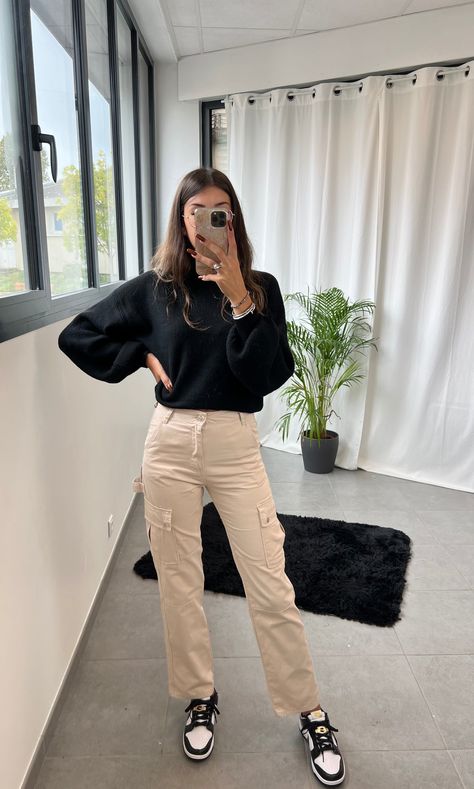 Beige Cargo Pants Outfit Modest, Beige Cargo Pant Outfit, How To Style A Beige Pants, Beige Cargo Pants Outfit Fall, Outfits Con Beige, Baige Cargo Pants, Cargo Work Outfit, Cargo Pant Work Outfit, Beige Cargo Outfits Women