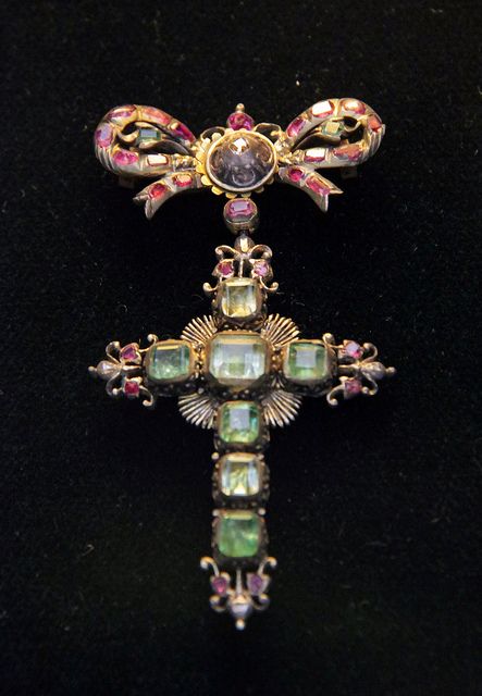 Hungarian, 17th century; gold penant with rubies and pale emeralds with enamel. 17th Century Jewelry, Baroque Jewelry, Austro Hungarian, Historical Jewellery, Royal Jewels, Ancient Jewelry, Royal Jewelry, Old Jewelry, Cross Jewelry