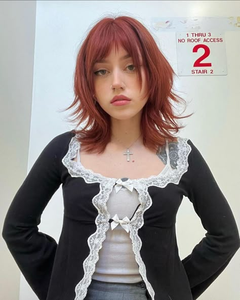 Thick Hair Haircut Wavy, Layered Short Length Hair, Gyaru Haircut, Blonde Shag With Bangs, Y2k Haircuts, Y2k Bangs, Kailee Morgue, Shag Cut, Medium Long Haircuts