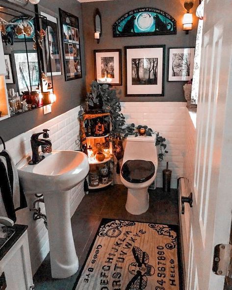 Witch Home Aesthetic Bathroom, Dark Fairycore Bathroom, Bathroom Dark Decor, Dark Eclectic Home Bathroom, Goth Half Bathroom, Goth Powder Room, Goth Aesthetic Bathroom, Witchy Bathroom Ideas Vintage, Small Goth Bathroom Ideas