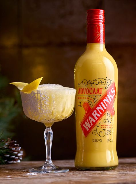 Warninks Iconic Snowball Cocktail is Being Revised for Christmas 2019 3 Cocktail Recipes Christmas, Snowball Drink, Snowball Cocktail Recipe, Snowballs Recipe, Mini Meringues, Christmas Drink, Cream Biscuits, Recipes Christmas, Vanilla Syrup