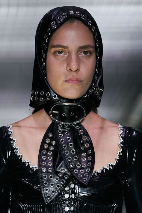 Runway Accessories 2023, Paco Rabanne Spring 2023, Runway Details 2023, Spring 2023 Fashion Show, Runway Details, Fabric Accessories, Couture Runway, Paco Rabanne, 2023 Fashion