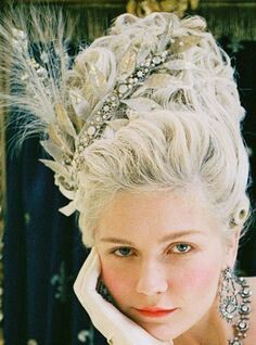 Feather and shimmery leaves hair accessories Marie Antoinette Sofia Coppola, Marie Antoinette Hair, 18th Century Hair, Marie Antoinette Aesthetic, Marie Antoinette Movie, Marie Antoinette Party, Marie Antoinette Costume, Marie Antoinette 2006, Rococo Fashion