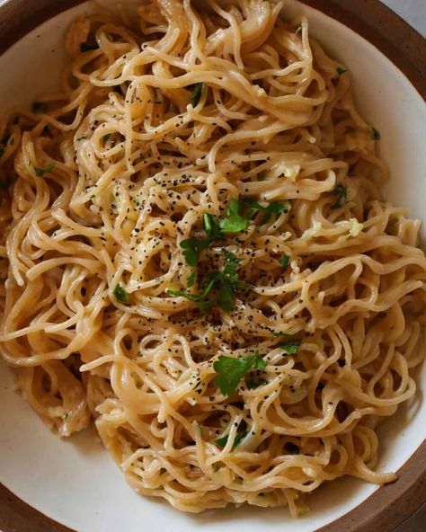 Parmesan Garlic Ramen | Kalejunkie Top Ramen Recipes, Gluten Free Ramen Noodles, Garlic Ramen, Ramen Ingredients, Gluten Free Ramen, Cheese Ramen, Ramen Noodle Recipes, Instant Ramen, Ramen Recipes