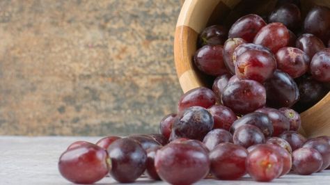 12 Tips For Repurposing Overripe Grapes Eating Before Running, Eat When Sick, Baking Hacks, Sour Grapes, Eating Before Bed, Eating At Night, Black Grapes, Fruit Salad Recipes, Green Grapes