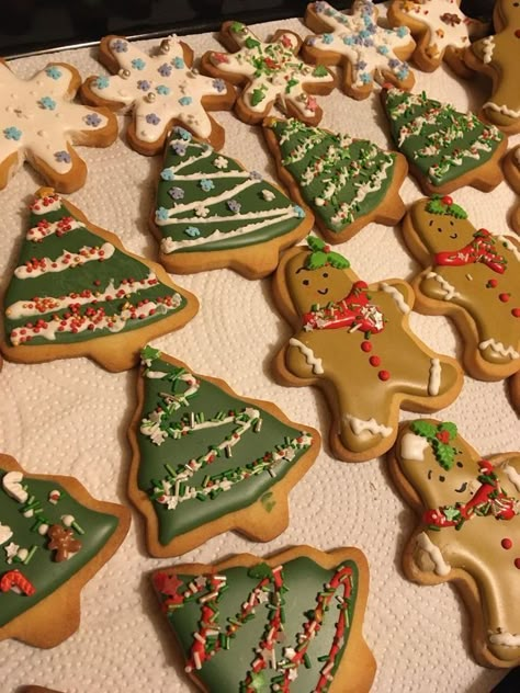 Tradition Decoration, Cinnamon Christmas, Best Gingerbread Cookies, Cookies Cinnamon, Cozy Snow, Family Baking, Christmas Dreaming, Decoration Lights, Cosy Christmas