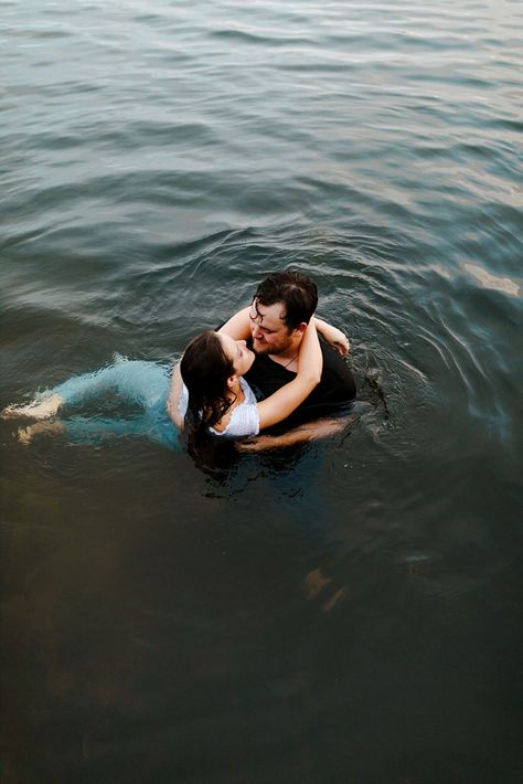 Couples Photo Shoot In Water, Couples Photoshoot By Water, Couple Air Mattress Water Photoshoot, Clear Kayak Photoshoot Couple, Summer Photo Inspiration, Airbnb Photos, Water Engagement Photos Lakes, Airbnb Inspiration, Photo Ideas Couples