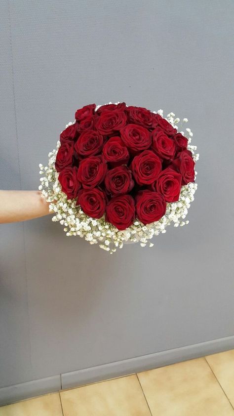 Bride Bouquets Red, Red Rose Bridal Bouquet, Red Rose Bouquet Wedding, Rose Bouquet Wedding, Burgundy Wedding Theme, Red Bridal Bouquet, Flower Garland Wedding, Red Bouquet Wedding, Red Rose Wedding