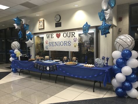 Volleyball balloon decorations for senior night Balloon Banquet Ideas, Flowers For Senior Night Volleyball, Senior Night Quotes Volleyball, Volleyball Backdrop Ideas, Senior Night Food Ideas, Senior Night Basket Volleyball, Volleyball Parents Night Ideas, Volleyball Decorations Parties, Senior Night Decorations Soccer