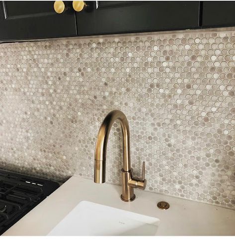 How to Incorporate Penny Tile - Standard Tile Penny Tile Kitchen Backsplash, Penny Tile Kitchen, White Penny Tile Bathroom, Penny Tiles Kitchen, Penny Tiles Bathroom, Penny Floor, Kitchen Splash Back, Tile Kitchen Backsplash, Pretty Tiles