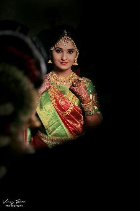 Bride Mackup Poses, Bride Mackup Shoot, Bride Mirror, Wedding Photography Poses Bridal Party, Bridal Makeup Pictures, Bridal Mehendi Designs Wedding, Saree Function, Makeup Shoot, Poses Bride