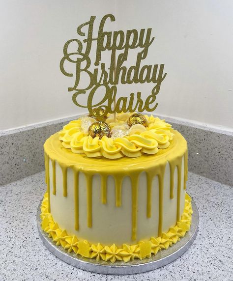 EVA BAKES ~ Cakes & Cupcakes on Instagram: “Lemon birthday drip cake🎂🍋 • • • • • #baking #bakingfromhome #dripcake #yellowdripcake #lemoncake #freshlybaked #bakingfromscratch…” Lemon Birthday Cake Decoration, Yellow Cake Decoration, Yellow Cake Ideas, Yellow Drip Cake, Yellow Cake Design, 18th Birthday Cake For Guys, Birthday Cake Yellow, Lemon Birthday Cake, Yellow Birthday Cake