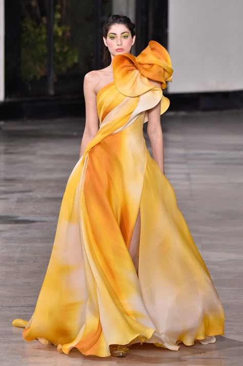 Paris Couture Fashion Week 2019: 43 Must-See Gowns | StyleCaster Haute Couture Style, 2019 Couture, Georges Chakra, Paris Couture, Fashion Pics, Fashion Gowns, Couture Mode, Beauty Dress, Couture Week