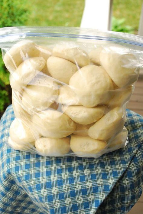 DIY Frozen Rhodes Rolls Freezer Rolls, Cheap Eating, Rhodes Rolls Recipes, Rhodes Recipes, Rolls Dinner, Rhodes Dinner Rolls, Rhodes Rolls, Frozen Dinner Rolls, Frozen Dinner