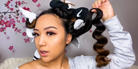 This heat-free curling method involves wrapping damp hair around socks. It results in voluminous curls. Sock Wrap Hair, Sock Method Curls, Curling Hair With Socks, Heat Free Curls, Sock Curls, Curl Tutorial, Hair Without Heat, Hair Socks, Hair Curls