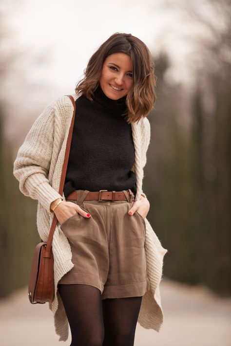 Beige Shorts Outfit, Shorts With Tights Outfit, Brown Shorts Outfit, Winter Shorts Outfits, Outfit Minimalista, Brown Tights, Alexandra Pereira, Beige Outfit, Brown Shorts