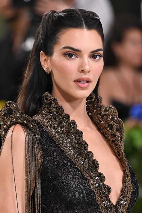 The 2024 Met Gala Celebrating "Sleeping Beauties: Reawakening Fashion" at The Metropolitan Museum of Art on May 06, 2024 in New York City. Red Carpet Makeup 2024, Kendall Jenner Hair Met Gala 2024, Kendall Jenner Met Gala Hair, Kendall Jenner Peinados, Kendall Jenner Met Gala 2024, Kendall Jenner Hairstyles, Met Gala Hairstyles, Kendall Hair, Met Gala Hair