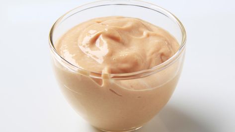 An easy homemade Russian dressing recipe for your salads, sandwiches or French fries.  I would add relish. Onion Rings Dipping Sauce, Burrito Sauce, Fish Taco Sauce, Pumpkin Dip, Dipping Sauces Recipes, Breakfast Burrito, Chipotle Sauce, Eat Smart, Breakfast Burritos