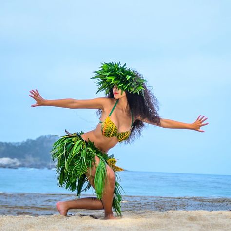 Tan Photoshoot, Wearable Florals, Tahitian Costumes, Ori Tahiti, Moana Movie, Tahitian Dance, Polynesian Dance, Hawaiian Woman, Hawaiian Dancers