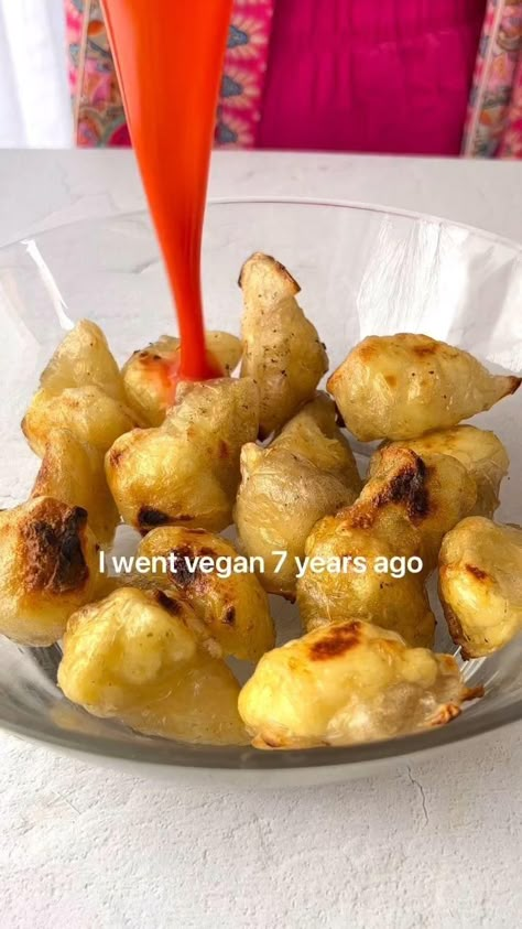 You gotta try out these Cauliflower Wings 🤤. (Via: @plantyou ) Also, check out the VEGAN COOKBOOK through the link in my bio 😍 (Vegan, vegan snacks, easy recipes, quick recipes, plant based recipes, cauliflower wings) #vegan #veganfood #vegansnacks #easyrecipeideas #quickrecipe #plantbasedrecipes #plantbaseddiet #plantbasedfood #cauliflowerwings #healthyrecipes #healthydiet #healthyrecipes #veganrecipeideas #veganrecipes Simple Healthy Vegan Recipes, Vegan Eating For Beginners, Easy Delicious Vegan Meals, Easy Fast Vegan Recipes, Gluten Free Vegan Healthy Recipes, Cauliflower Vegan Recipe, Plant Based Chicken Wings, Easy Yummy Recipes Snacks, Vegan Tasty Recipes