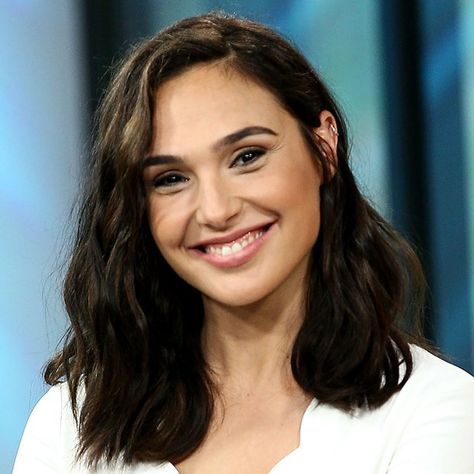 Gal Gadot Hair, Medium Hair Highlights, Gadot Gal, Medium Brunette Hair, Layered Haircuts Shoulder Length, Medium Length Blonde Hair, Middle Hair, Medium Length Blonde, Batman V Superman Dawn Of Justice