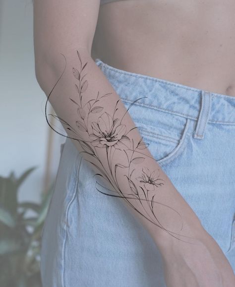 Tattoo Feminine Delicate, Fern Tattoo, Black White Tattoos, Tattoo Desings, Floral Tattoo Sleeve, Floral Tattoo Design, Tattoo Feminina, Spine Tattoos, Flower Tattoo Designs