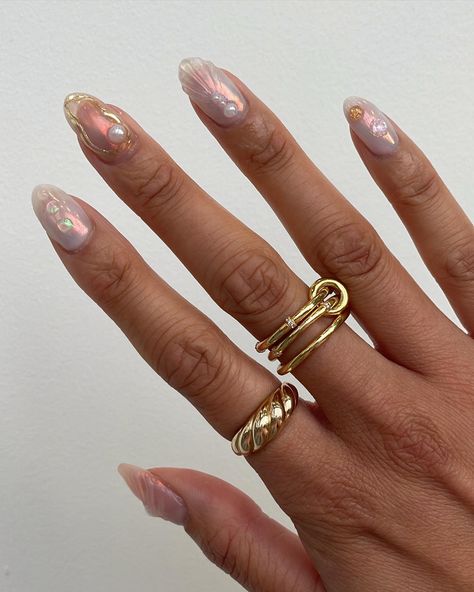 Mermaid Nail Designs, Gold Holographic Nails, Nails Shimmer, Holographic Nail Designs, Seashell Nails, Pearl Mermaid, Mermaid Nail, Short Nail Manicure, Sea Nails