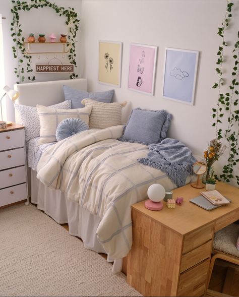 40 Insanely Cute College Dorm Room Ideas for Girls 106 40 Insanely Cute College Dorm Room Ideas for Girls Aesthetic Dorm Room Ideas, Dorm Vibes, Luxury Dorm Room, Dorm Room Layouts, Cozy Dorm, Pink Dorm Rooms, College Dorm Room Inspiration, Dream Dorm Room, Boho Dorm Room