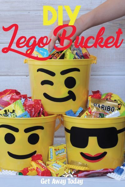 DIY Lego Bucket Craft || Get Away Today #LEGO #DIY #craft #halloween Lego Head Decoration, Diy Lego Themed Birthday Party, Lego Birthday Centerpieces, Lego Themed Trunk Or Treat, Lego Teacher Gifts, Lego Head Diy, Lego Theme Party Ideas, Lego Trunk Or Treat Ideas For Cars, Lego Graduation Ideas