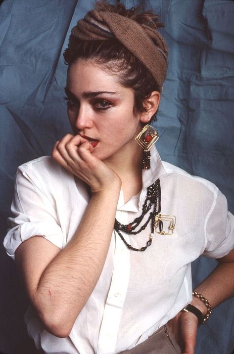 #madonna #popqueen #singer #youngmadonna #1970s #madonnahistory #madonnafans #music #art #performance #beauty #madonnastyle Madonna Looks, Madonna Pictures, Madonna 80s, Madonna Photos, Lady Madonna, Sean Penn, The Bangles, Style Rock, 1980s Fashion