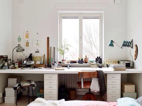 Long Desk Along Wall, Window Desk, Long Desk, Ikea Desk, Workspace Inspiration, Office Workspace, Retro Furniture, Home Office Space, A Desk