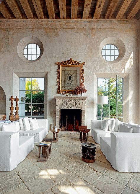 RICHARD SHAPIRO'S VILLA IN MALIBU' Rustic Italian Decor, Rustic Italian Home, Italian Home Decor, White Couches, Rustic Italian, Modern Ideas, Italian Decor, Casas Coloniales, Italian Home