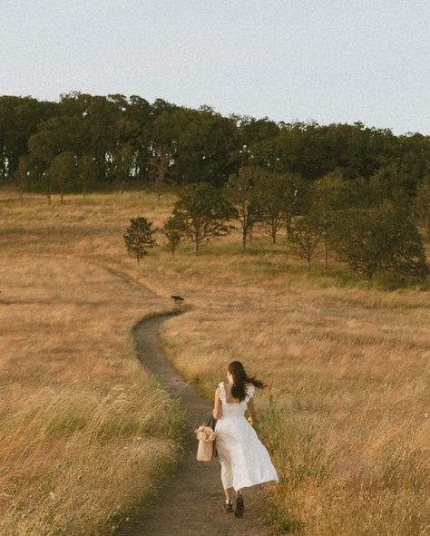 Senior photoshoots can be a wonderful experience for both the photographer and their client, creating lasting memories that will be treasured for years to come. 🧺🌼🌾☀️ ⠀⠀⠀⠀⠀⠀⠀⠀⠀ If you’re planning a senior photoshoot, be sure to check out our ‘Graduation’ category for posing & prompting ideas on the app! ⠀⠀⠀⠀⠀⠀⠀⠀⠀ Loving these gorgeous senior photos edited by @emilynoellephoto_seniors and captured by her associate photographer @ariannaverdaphoto ⠀⠀⠀⠀⠀⠀⠀⠀⠀ #seniorphotography #senior #pose #po... Associate Photographer, Senior Photoshoot, Senior Photography, Senior Photos, Photo Editing, Wonder, How To Plan, Photographer, Instagram