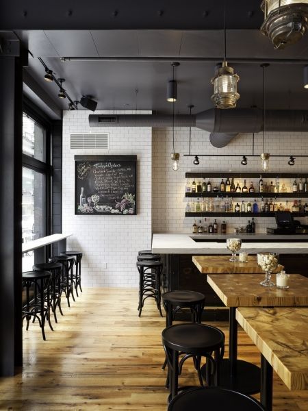 7 TIPS TO HAVE THE BEST INDUSTRIAL KITCHEN STYLE! | http://vintageindustrialstyle.com | vintageindustrialstyle vintagedesign industrialhome Café Design, Oyster House, House Ceiling Design, Ceiling Design Modern, Burger Bar, Decoration Vintage, Coffee Shop Design, Tables And Chairs, Black Ceiling