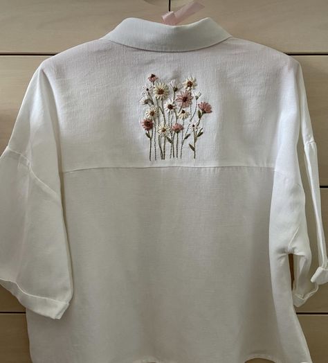 Embroidery On Linen Shirt, Linen Summer Outfits, T Shirt Embroidery, Linen Style Fashion, Clothes Embroidery Diy, Simple Hand Embroidery Patterns, Diy Embroidery Designs, Long Kurti Designs, Embroidery Tshirt