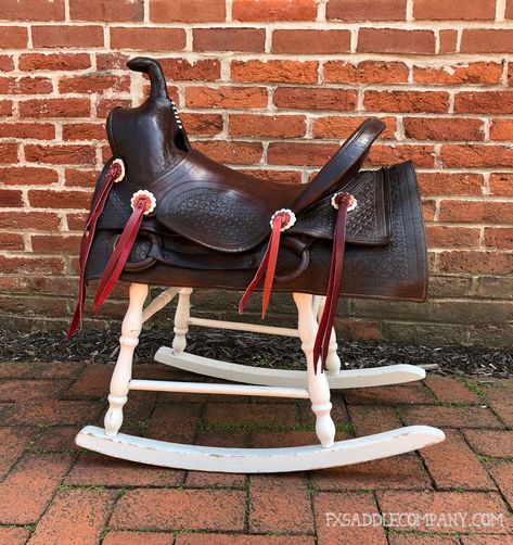 Old Saddle Ideas, Old Saddle Repurpose, Horse Saddle Decor Ideas, Old Saddle Decor Ideas, Horse Saddle Upcycle, Horse Saddle Stool, Saddle Bar Stools, Saddle Chair, Saddle Stools