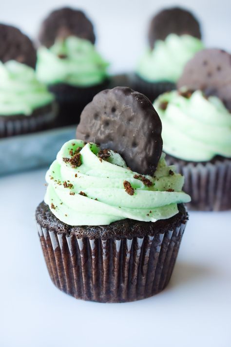 Mint Chocolate Cupcakes • Dance Around the Kitchen Snickerdoodle Crazy Cake, Mint Chocolate Recipes, Mint Buttercream, Mint Chocolate Cupcakes, Mint Cupcakes, Summer Cupcakes, Cream Cheese Bars, Crazy Cake, Chocolate Mint Cookies